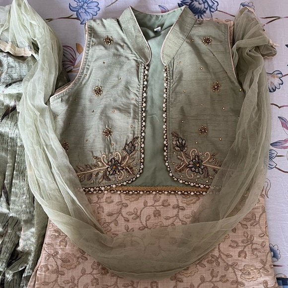 Girls Ethnic wear - Picture 4 of 11